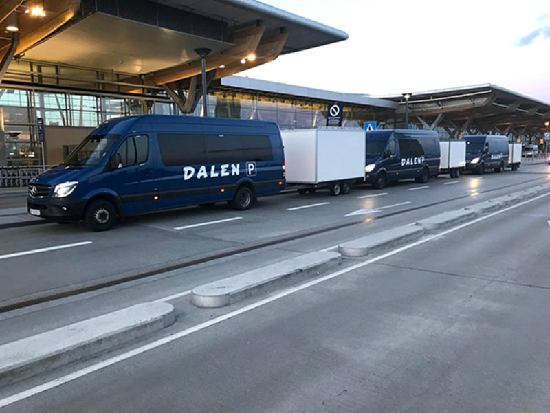 Tre Dalen Parkering shuttlebusser som står parkert utenfor Oslo Lufthavn